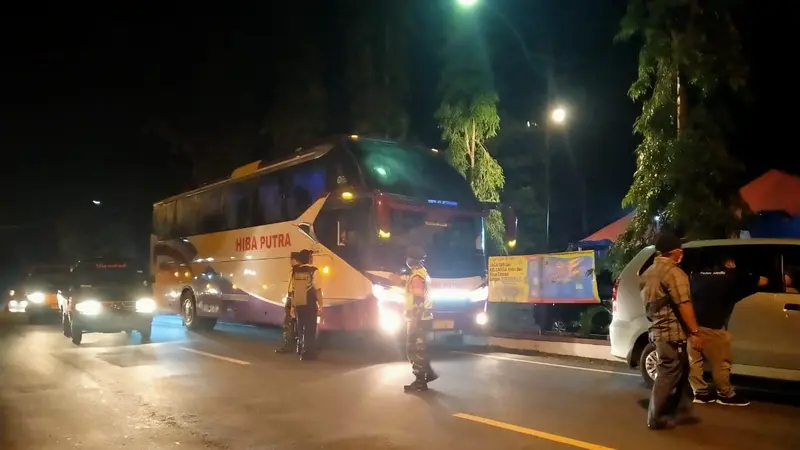 Tim gabungan di Banyumas memeriksa penumpang angkutan umum untuk mencegah penularan virus Corona Covid-19. (Foto: Liputan6.com/Dishub Banyumas/Muhamad Ridlo)