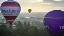 Sejumlah balon udara lepas landas massal selama festival tahunan balon udara panas Bristol di Bristol, Inggris (8/8/2019). Ratusan balon terbang menghiasi langit Inggris dalam festival tahunan balon udara panas Bristol selama akhir pekan mendatang saat cuaca cerah. (Ben Birchall/PA via AP)