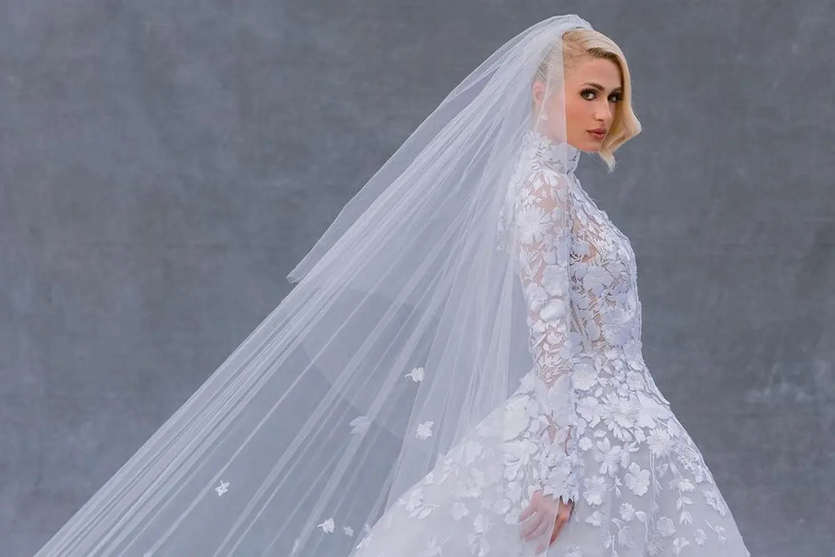 Gaun pernikahan Paris Hilton rancangan Oscar de la Renta