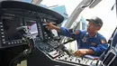 Polisi memeriksa helikopter Bell 429/P-3203 di Hanggar 3 Ditpoludara Korpolairud Polri, Pondok Cabe, Tangerang Selatan, Banten, Rabu (11/9/2019). Penambahan helikopter tersebut untuk mendukung tugas-tugas operasional Polri. (Liputan6.com/Herman Zakharia)