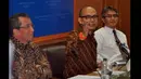 Juru bicara Kemenlu, Arrmanatha Nasir (tengah) saat memberikan pernyataan di Gedung Pancasila, Jakarta, Senin (19/1/2015). Pernyataan diberikan terkait sikap pemerintah Indonesia terkait penarikan Dubes Brasil dan Belanda. (Liputan6.com/Miftahul Hayat)