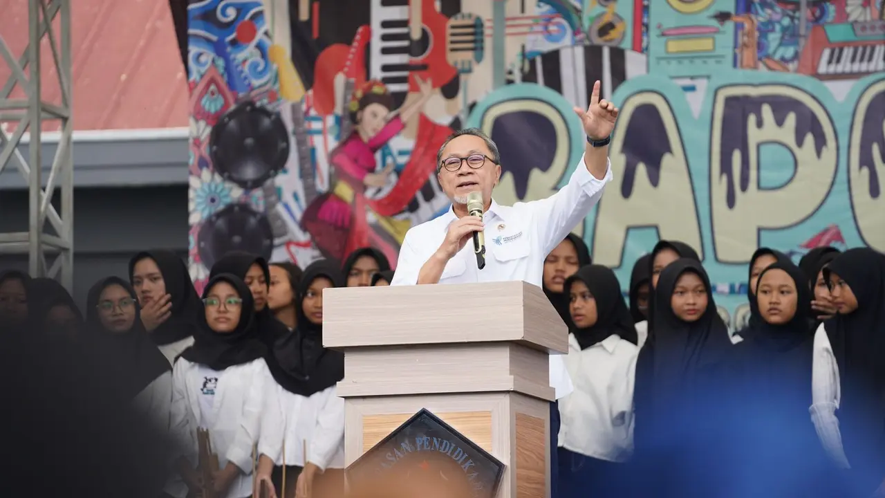 Menteri Perdagangan (Mendag) Zulkifli Hasan meresmikan dan menandatangani prasasti gedung baru SMP Karakter Tunas Bangsa Depok Center School (DECES), Kamis (23/11/2023). (Dok Kemendag)