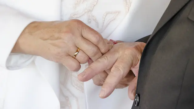 orangtua menikah//copyright by Grzegorz Plecha (Shutterstock)