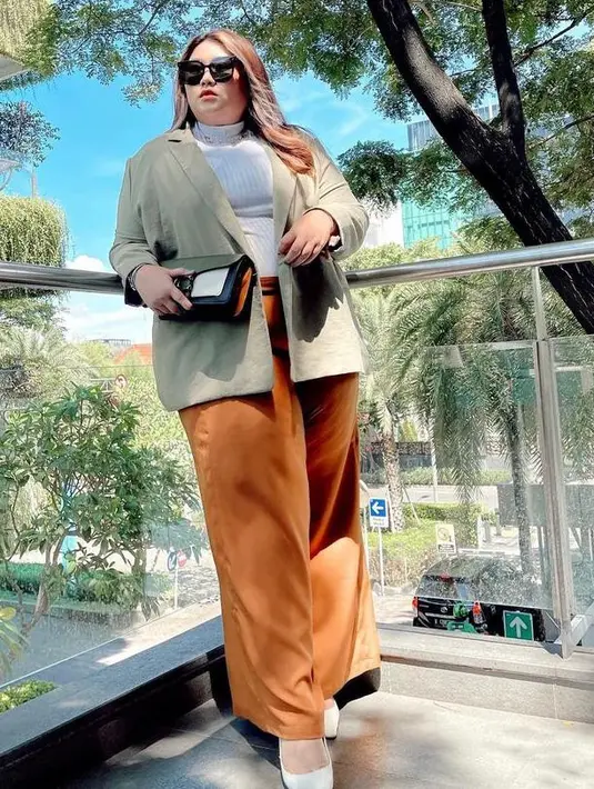 Celana kulot memiliki beragam model. Untuk pemilik tubuh berisi, kulot berpotongan lurus mampu membuat penampilanmu jadi lebih proporsional. (Instagram/clarissaputri_).