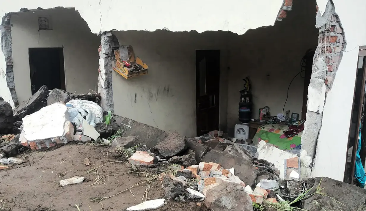 Tembok sebuah rumah mengalami rusak parah akibat tanah longsor yang menimpa Kecamatan Kintamani, Bali, Jumat (10/2). Bencana tanah longsor terjadi di tiga desa yakni Desa Awan, Desa Sukawana, dan Desa Songan. (STR/NATIONAL DISASTER AGENCY/AFP)