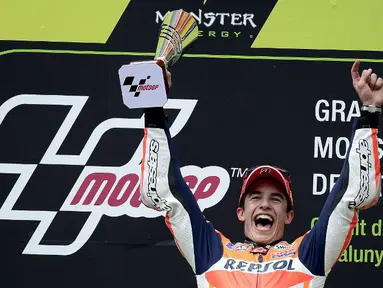 Marc Marquez merayakan kemenangan di Katalunya (JOSEP LAGO / AFP)