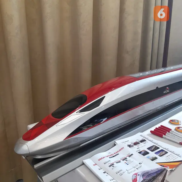 Miniatur Kereta Api Cepat Whoosh