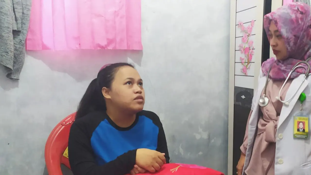 Dokter cantik menyambangi pasien di pedesaan terpencil, Banjarnegara, Jawa Tengah. (Foto: Liputan6.com/Purbo untuk Muhamad Ridlo)