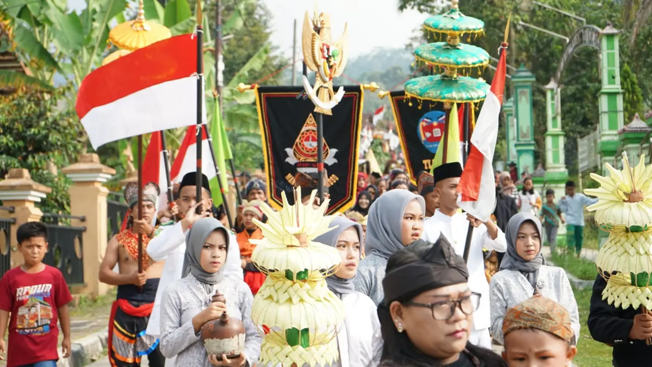 Prosesi Merti Dusun Brayut, Banjarnegara, Jawa Tengah menyambut 1 Suro atau Muharram, sekaligus menyambut HUT ke-77 RI. (Foto: Heni Purwono/Liputan6.com)
