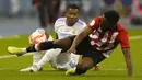 Pemain Athletic Bilbao Inaki Williams (kiri) berebut bola dengan pemain Real Madrid David Alaba pada pertandingan sepak bola final Piala Super Spanyol di Stadion King Fahd, Riyadh, Arab Saudi, 16 Januari 2022. Real Madrid menang 2-0. (AP Photo/Hassan Ammar)