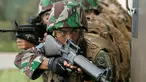 Pasukan Marinir Indonesia mengambil posisi saat melakukan latihan bersama dengan tentara AS dalam latihan militer The Rim of The Pacific (Rimpac) 2016 di Honolulu, Hawaii, Rabu (13/7). Rimpac 2016 digelar pada Juni-Juli 2016. (REUTERS/Hugh Gentry)