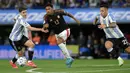 Hingga akhir pertandingan tidak lagi gol yang tercipta. Timnas Argentina berhasil mengalahkan Peru dengan skor tipis 1-0. (JUAN MABROMATA/AFP)