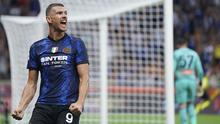 Tak puas dengan keunggulan 3-0, Inter Milan tambah angka di menit ke-87 lewat Edin Dzeko. Striker baru Nerazzurri tersebut berhasil menanduk umpan yang diberikan oleh Arturo Vidal. Skor telak 4-0 bertahan hingga akhir laga. (Foto: AP/Antonio Calanni)