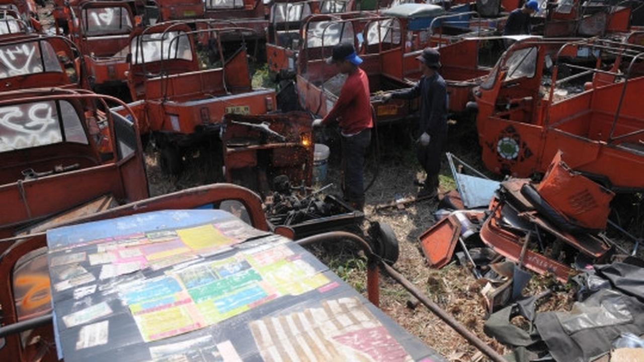 Melihat pemusnahan bajaj dua tak di Cipinang Bali