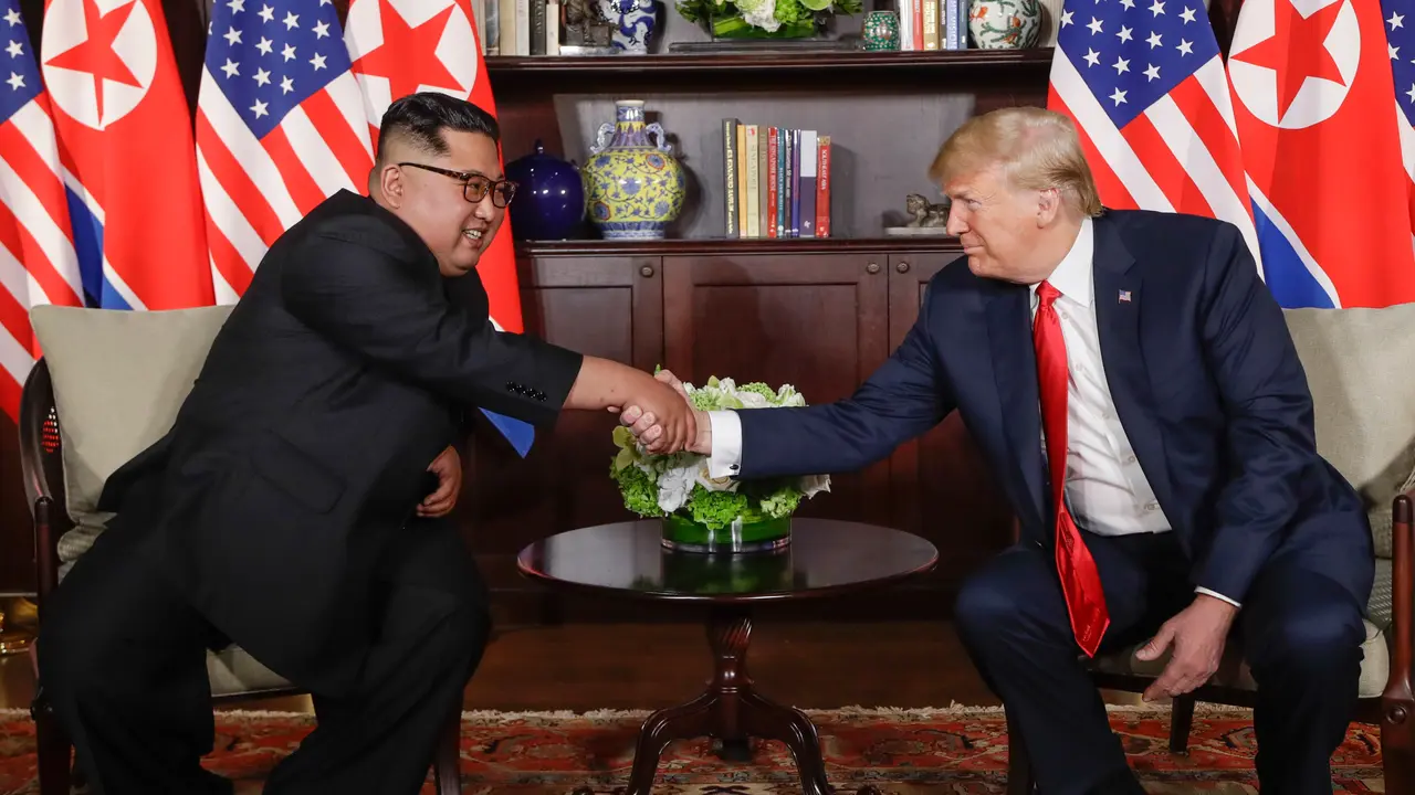 Jabat Tangan Perdana Trump dan Kim Jong-un