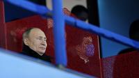 Presiden Rusia Vladimir Putin menghadiri upacara pembukaan Olimpiade Musim Dingin 2022 di Stadion Olimpiade, Beijing, Jumat (4/2/2022). Olimpiade Musim Dingin 2022 akan diselenggarakan pada tanggal 4 hingga 20 Februari 2022. (AP Photo/Sue Ogrocki)