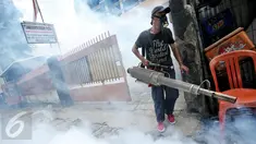 Seorang petugas melakukan pengasapan (fogging) di kelurahan Menteng, Jakarta, Senin (8/2). Pengasapan oleh petugas puskesmas itu dilakukan untuk mencegah wabah penyakit demam berdarah yang kerap muncul pada peralihan musim. (Liputan6.com/Faizal Fanani)