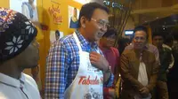 Wakil Gubernur DKI Ahok mengenakan cinderamata berupa celemek bertuliskan Tabula Rasa. (Liputan6.com/Andi Muttya Keteng)