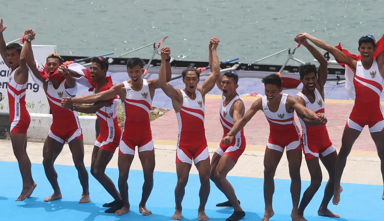 Tim dayung putra Indonesia merayakan keberhasilan meraih medali emas Asian Games 2018 di JSC Lake Jakabaring, Palembang, Jumat (24/8). Emas tersebut datang dari kelas ringan delapan putra. (ANTARA FOTO/INASGOC/Rahmad Suryadi/nym/18)