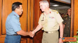 Citizen6, Jakarta: Panglima TNI Laksamana TNI Agus Suhartono, S.E., beserta para staf menerima kunjungan Kasad Australia, Lt General K. J. Gillespie, AO, DSC, CSM., di Mabes TNI, Cilangkap, Jakarta Timur, Senin (28/3). (Pengirim: Badarudin Bakri Badar)