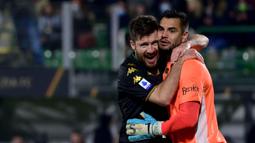 Sergio Romero akhirnya meninggalkan Manchester United setelah mengabdi selama enam tahun di Old Trafford. Ia kemudian hengkang ke Venezia pada 2021 sebagai tim promosi di Serie A. Pada musim debutnya, kiper 35 tahun itu tampil sebanyak 16 kali. Sayangnya, Romero gagal menyelamatkan Venezia di kasta utama Liga Italia yang dipastikan degradasi pada musim ini. (AFP/Miguel Medina)