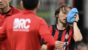 Gelandang Kroasia AC Milan #14 Luka Modric meninggalkan lapangan setelah cedera selama pertandingan Serie A Italia antara AC Milan dan Juventus FC di stadion San Siro di Milan, Italia utara, pada 27 April 2026. (Stefano RELLANDINI/AFP)