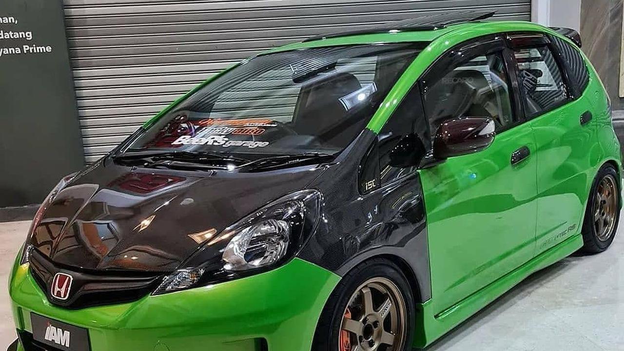 Hijau dan hitam saling berpadu