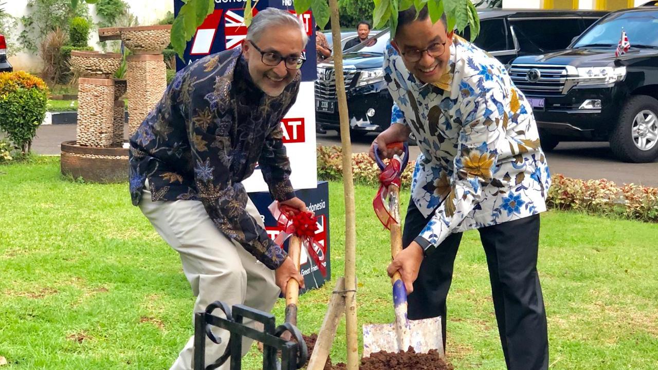 Gubernur Jakarta Anies Baswedan (kanan) dan Duta Besar Inggris Moazzam Malik menanam pohon untuk menandai 70 tahun hubungan diplomatik antara Inggris dan Indonesia di Museum Perumusan Naskah Proklamasi (Ratu Annisaa Suryasumirat / Liputan6.com)