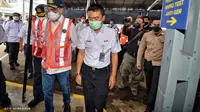 Menteri Perhubungan Budi Karya Sumadi melakukan peninjauan pelayanan alat deteksi covid-19 karya anak bangsa GeNose di Stasiun Kereta Api (KA) Bandung, Jumat (19/2/2021).  (Foto: Kemenhub)