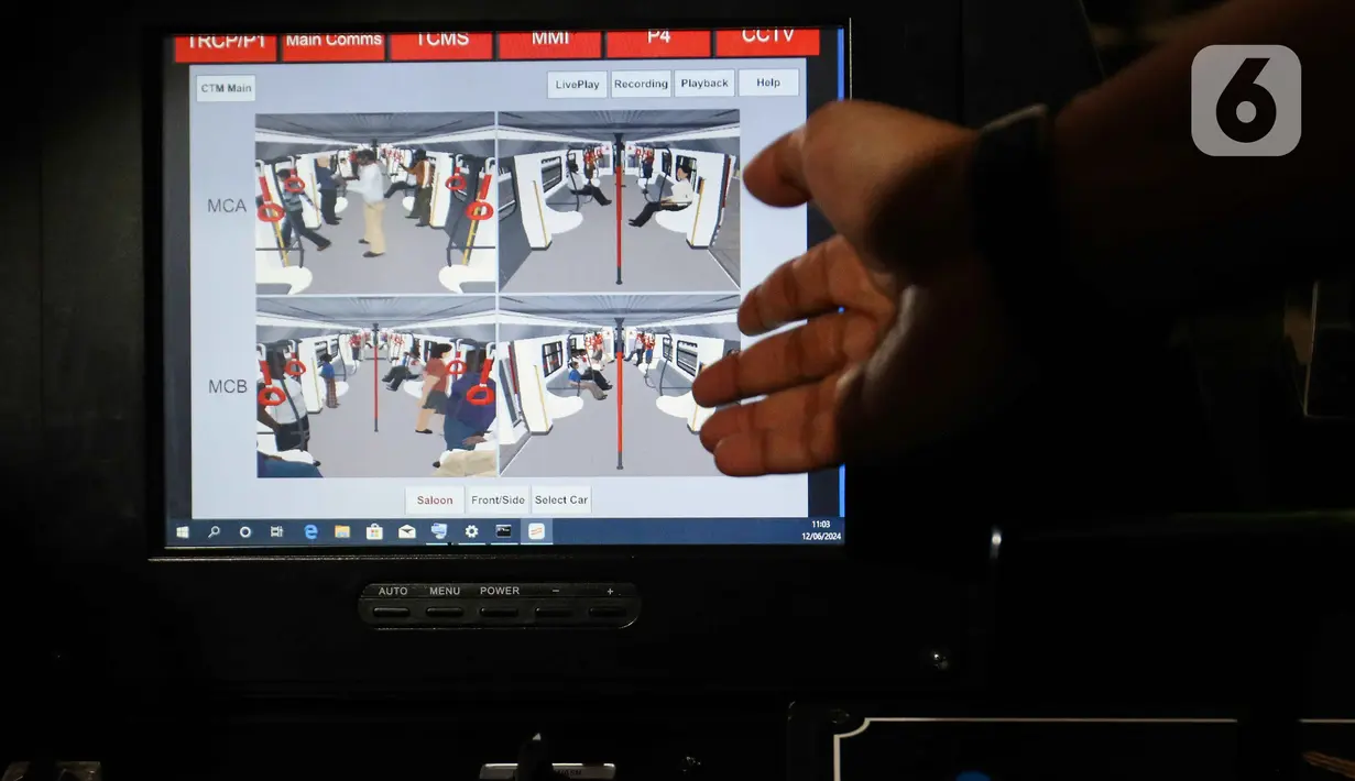 Keberadaan simulator kereta LRT di area PRJ juga menjadi wadah edukasi kepada pengunjung yang ingin mengetahui lebih dalam terkait pengoperasian hingga profesi masinis LRT. (Liputan6.com/Herman Zakharia)