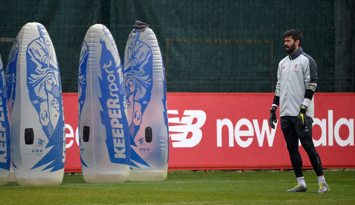 Kiper Liverpool, Alisson Becker saat mengikuti latihan tim di Melwood di Liverpool, Inggris (16/4). Liverpool akan bertanding melawan wakil Portugal, FC Porto pada leg kedua babak perempatfinal Liga Champions di Estadio do Dragao. (AFP Photo/Paul Ellis)