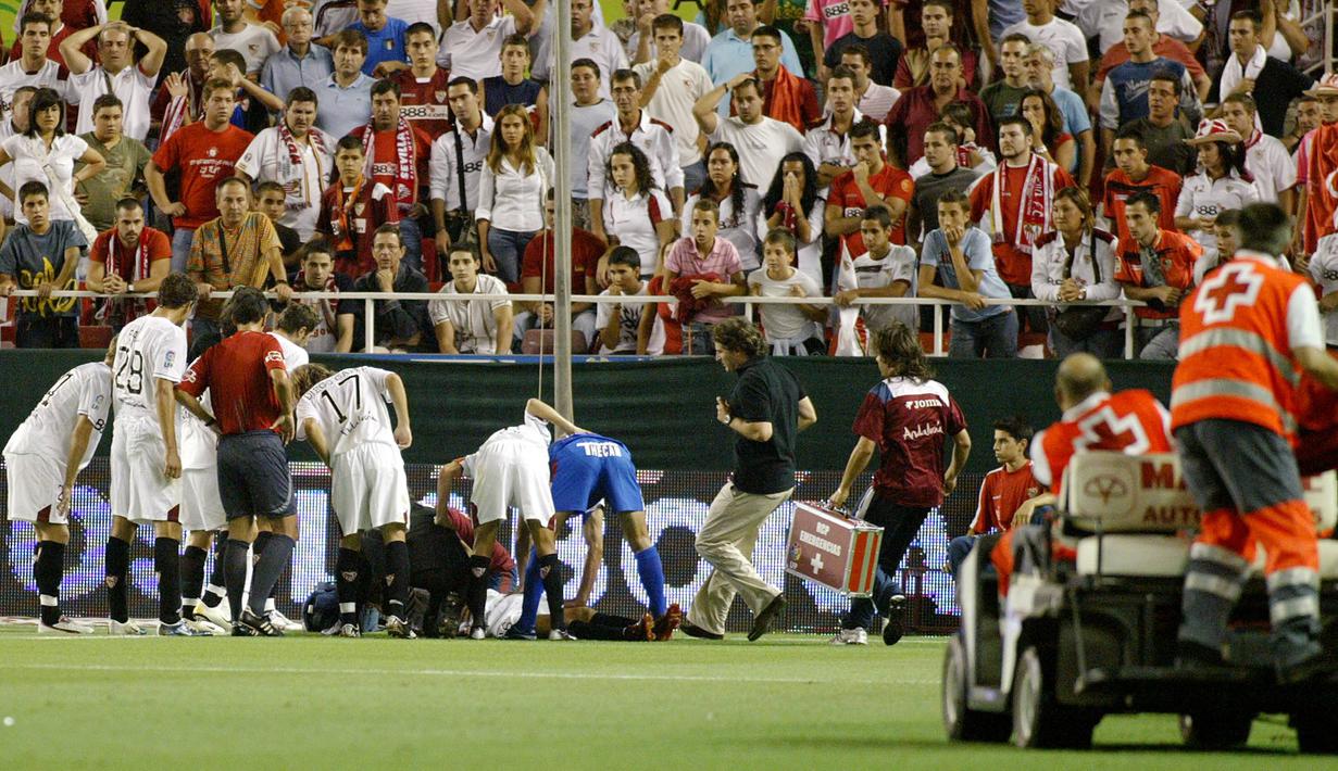 Kejadian serupa pernah dialami oleh Antonio Puerta ketika dirinya tiba-tiba terjatuh tak sadarkan diri ketika berlangsungnya pertandingan antara Sevilla melawan Getafe, La Liga musim 2007/2008. Nahas ia menghembuskan dua hari setelah dirawat di rumah sakit. (Foto: AFP/Cristina Quicler)