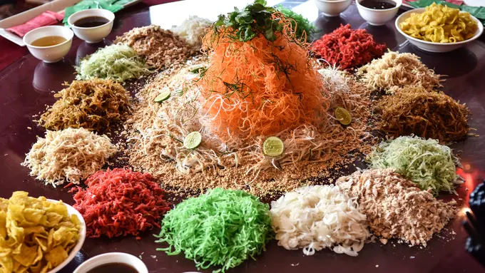 Mengawali Keberuntungan di Tahun Baru Imlek dengan Mencicipi Yee Sang Raksasa dan Nian Gao