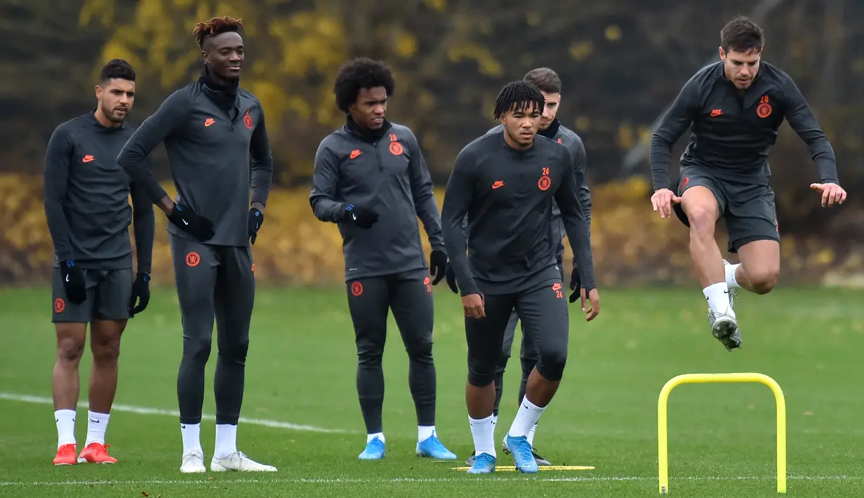 Pemain Chelsea Cesar Azpilicueta (kanan) berlatih bersama rekan-rekannya jelang menghadapi Valencia pada penyisihan Grup H Liga Champions di Cobham Training Centre, Stoke D'Abernon, Inggris, Selasa (26/11/2019). Chelsea akan menghadapi Valencia pada 28 November 2019 dini hari WIB. (Glyn KIRK/AFP)