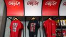 Merchandise berupa kaus yang didesain khusus jelang pertandingan FIFA Matchday 2023 antara Timnas Indonesia vs Argentina di Official Garuda Store, Jakarta, Sabtu (17/6/2023). (Bola.com/Abdul Aziz)