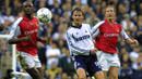 Teddy Sheringham (tengah) bergabung bersama Tottenham sejak 1992 hingga 1997. Pada tahun 1998 Sheringham sukses bersama MU dengan meraih Treble Winners. Kebersamaan Sheringham bersama MU hanya bertahan selama 3 musim dan akhirnya dirinya memutuskan kembali ke White Hart Lane hingga 1 Juli 2003. Selama berseragam Spurs, Sheringham telah mencetak 97 gol di semua pertandingan Premier League yang ia jalani. (AFP/Odd Andersen)