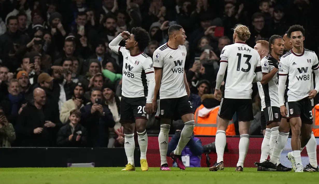 Fulham justru mampu unggul terlebih dahulu pada menit ke-25. Eks pemain Chelsea, Willian mampu menaklukkan Kepa Arrizabalaga lewat tendangannya yag berbelok arah setelah sempat menyentuh sela-sela kaki Trevoh Chalobah. Fulham pun memimpin 1-0. (AP Photo/Alastair Grant)
