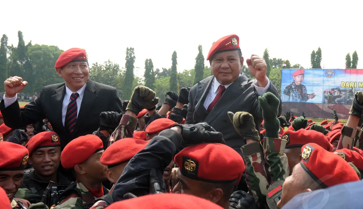 Mantan Danjen Kopassus Prabowo Subianto (kanan) dibopong para prajurit Kopassus usai upacara serah terima jabatan Komandan Jenderal Komando Pasukan Khusus di Mako Kopassus, Cijantung, Jakarta, Jumat (24/10/2014). (Liputan6.com/Helmi Fithriansyah)