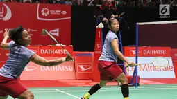 Greysia Polii/Apriyani Rahayu saat melawan pasangan Misaki Matsutomo/Ayaka Takahashi di final Indonesia Masters 2018 di Istora Senayan, Jakarta, Minggu (28/1). Greysia/Apriyani kalah 17-21, 12-21. (Liputan6.com/Angga Yuniar)