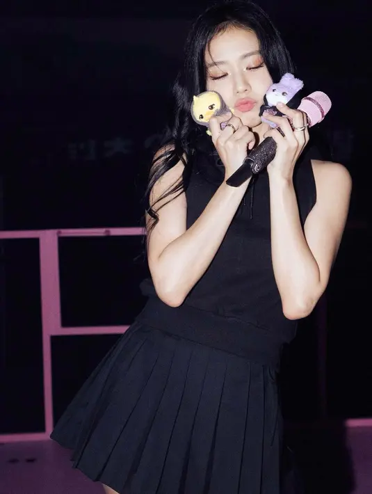 <p>"BLACKPINK BORN PINK WORLD TOUR yang dimulai pada 15 Oktober 16 2022 berakir pada16 September 17 2023. Ketika kami pertama kali memulai tur, kami senang bertemu Blinks yang sudah lama tidak kami temui. Tapi, kami juga khawatir apakah bisa melakukannya dengan baik." (Foto: Instagram/ sooyaaa__)</p>