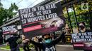 Aktivis dari PETA melakukan aksi mengecam pemotongan sapi di depan Kementerian Pertanian, Jakarta, Kamis (11/11/2021). Mereka meminta publik menjadi vegan dengan menolak mengkonsumsi daging sapi karena menemukan kejanggalan beberapa rumah potong hewan (RPH) di Indonesia. (Liputan6.com/Faizal Fanani)