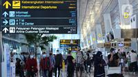 Calon penumpang beraktivitas di Terminal 3 Bandara Soekarno Hatta, Tangerang, Banten, Jumat (18/12/2020). PT Angkasa Pura II (Persero) atau AP II memprediksi lalu lintas sebanyak 2,1 juta penumpang pada periode angkutan Natal dan Tahun Baru 2021. (Liputan6.com/Angga Yuniar)
