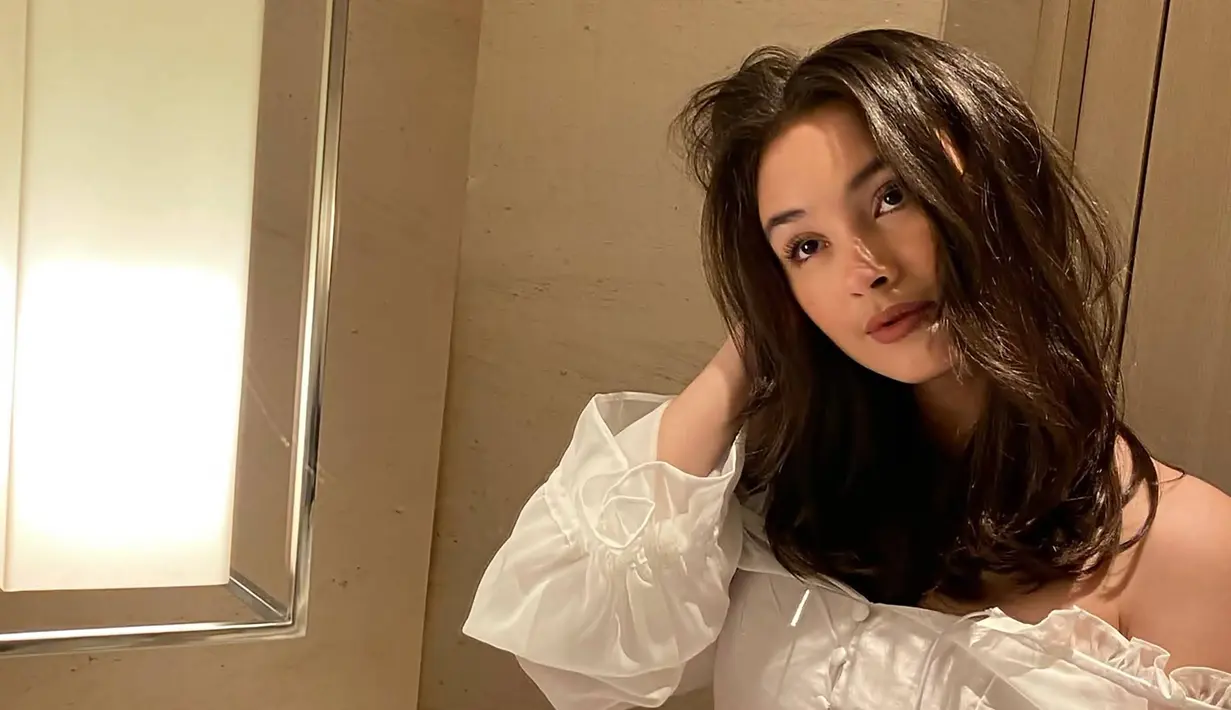 Memiliki paras menawan, model yang memiliki suara indah ini sudah banyak membawakan beberapa single lagu. Banyak dari lagu yang ia bawakan merupakan original soundtrack dari berbagai film yang ia perankan. Paling baru ia membawakan sebuah single berjudul Apa Ini Cinta yang merupakan original soundtrack dari film pendek Aku dan Mesin Waktu. (Liputan6.com/IG/@caitlinhalderman)