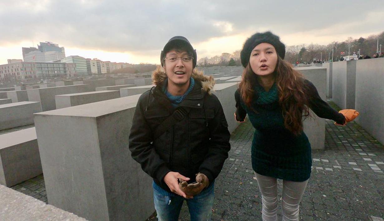 Nadine Chandrawinata bisa dibilang sangat beruntung karena memiliki Dimas. Pasalnya, Dimas selalu setia menemani Nadine yang hobi travelling bahkan hingga ke luar negeri pun. Misalnya, saat mereka berkunjung ke Memorial to the Murdered Jews of Europe. (Liputan6.com/Instagram/@nadinelist)