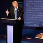 Calon presiden AS dari Partai Republik, Donald Trump dan rivalnya dari Partai Demokrat, Hillary Clinton saling mengemukakan paparan mereka dalam acara debat capres pertama di Hofstra University, New York, Senin (26/9). (AFP PHOTO/ Pool/Rick WILKING)