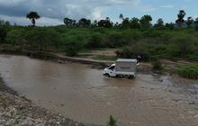 Antar MBG, Petugas SPPG di Pedalaman NTT Hadapi Risiko Menyeberangi Sungai