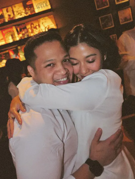 Melalui akun instagramnya, Naysila Mirdad membagikan momen memeluk sang pacar, Arfito Hutagalung. Berikut beberapa potret perayaan ulang tahun pacar anak Lydia Kandou dan Jamar Mirdad ini. [Instagram/naymirdad]