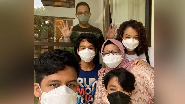 Anies Baswedan dijenguk istri dan anak. (Foto: Instagram @fery.farhati)