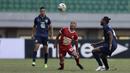 Gelandang Perseru Badak Lampung, Marcus Cunha, berebut bola dengan pemain Persela Lamongan pada laga Shopee Liga 1 di Stadion Patriot Chandrabhaga, Bekasi, Rabu (11/9). Perseru bermain imbang 1-1 atas Persela. (Bola.com/Yoppy Renato)