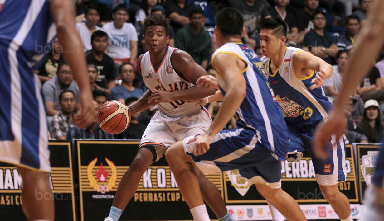 Gaya pemain Pelita Jaya, Wayne Bradford Lyndon melewati adangan para pemain Satria Muda pada laga Perbasi Cup 2017 di Sports Mall, Kelapa Gading, Jakarta, (10/11/2017). Pelita Jaya menang 82-77.  (Bola.com/Nick Hanoatubun)